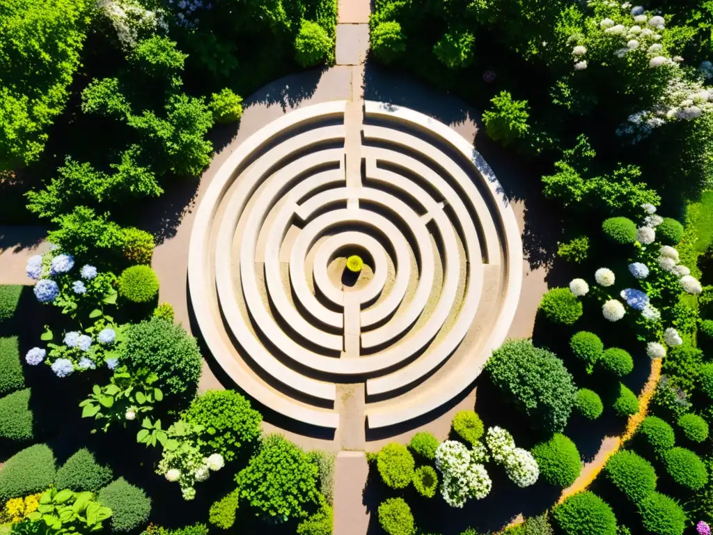 Un laberinto de piedra rodeado de vegetación exuberante y flores silvestres