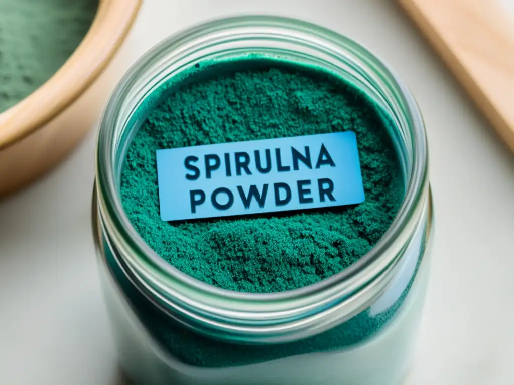 Un tarro vintage de vidrio con polvo de espirulina azul vibrante, iluminado suavemente por luz natural